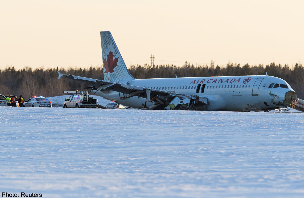 Canada air halifax crash injured airport plane lands asiaone struck antenna jet montreal twenty three were when people